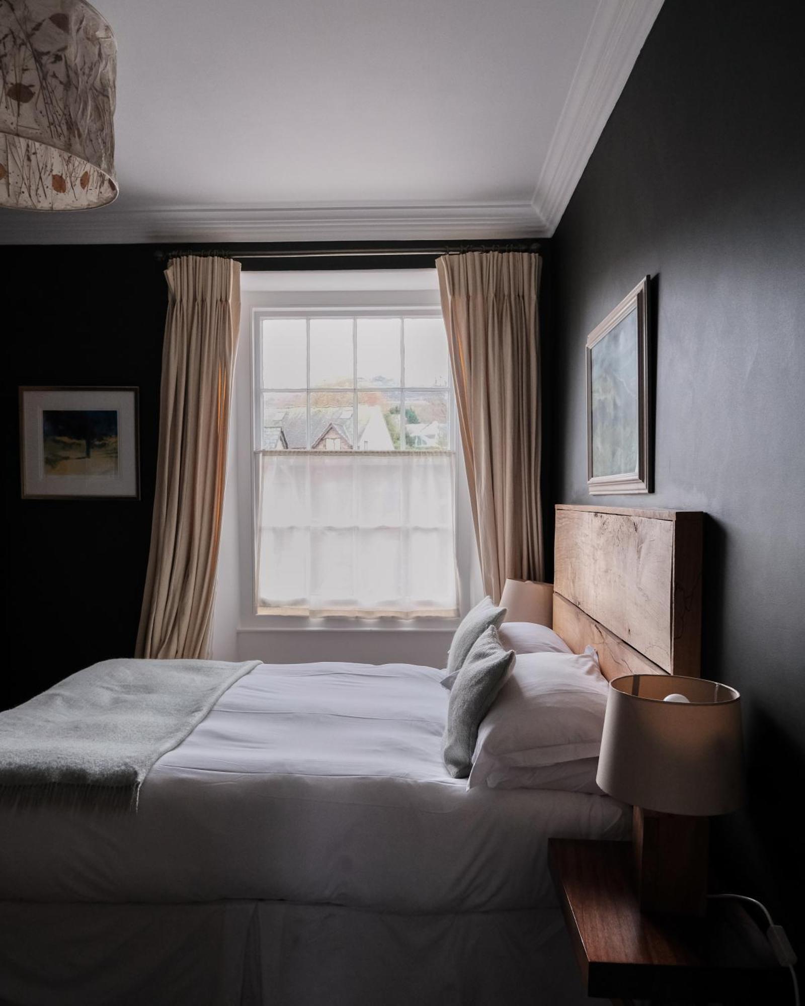 Llys Meddyg Hotel Newport  Buitenkant foto