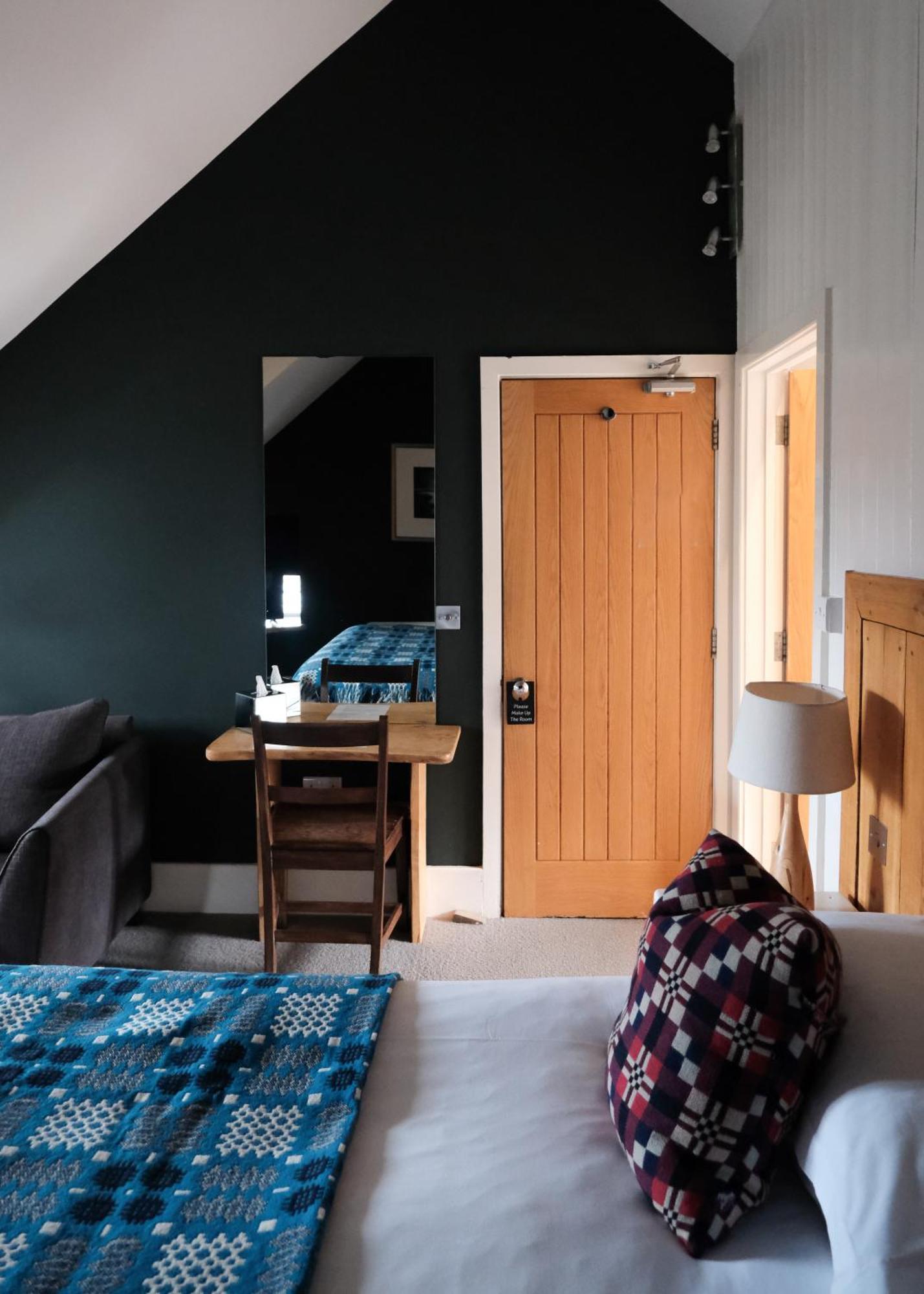 Llys Meddyg Hotel Newport  Buitenkant foto