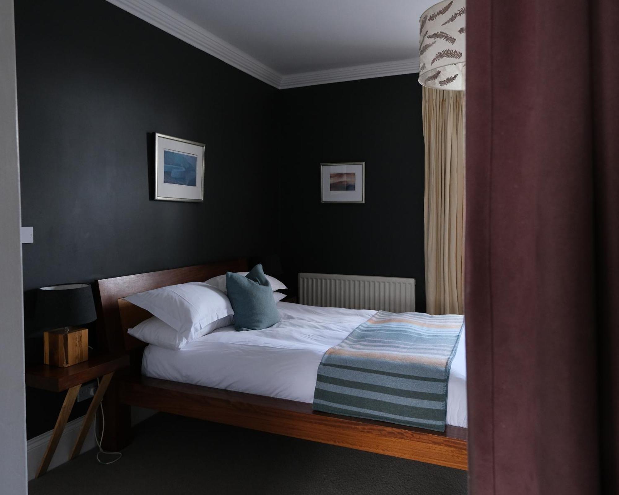 Llys Meddyg Hotel Newport  Buitenkant foto