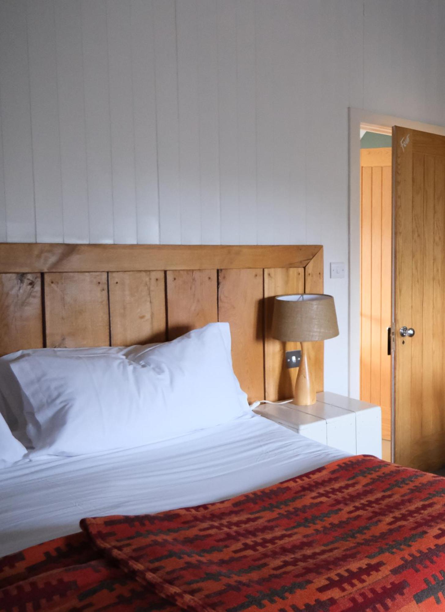 Llys Meddyg Hotel Newport  Buitenkant foto