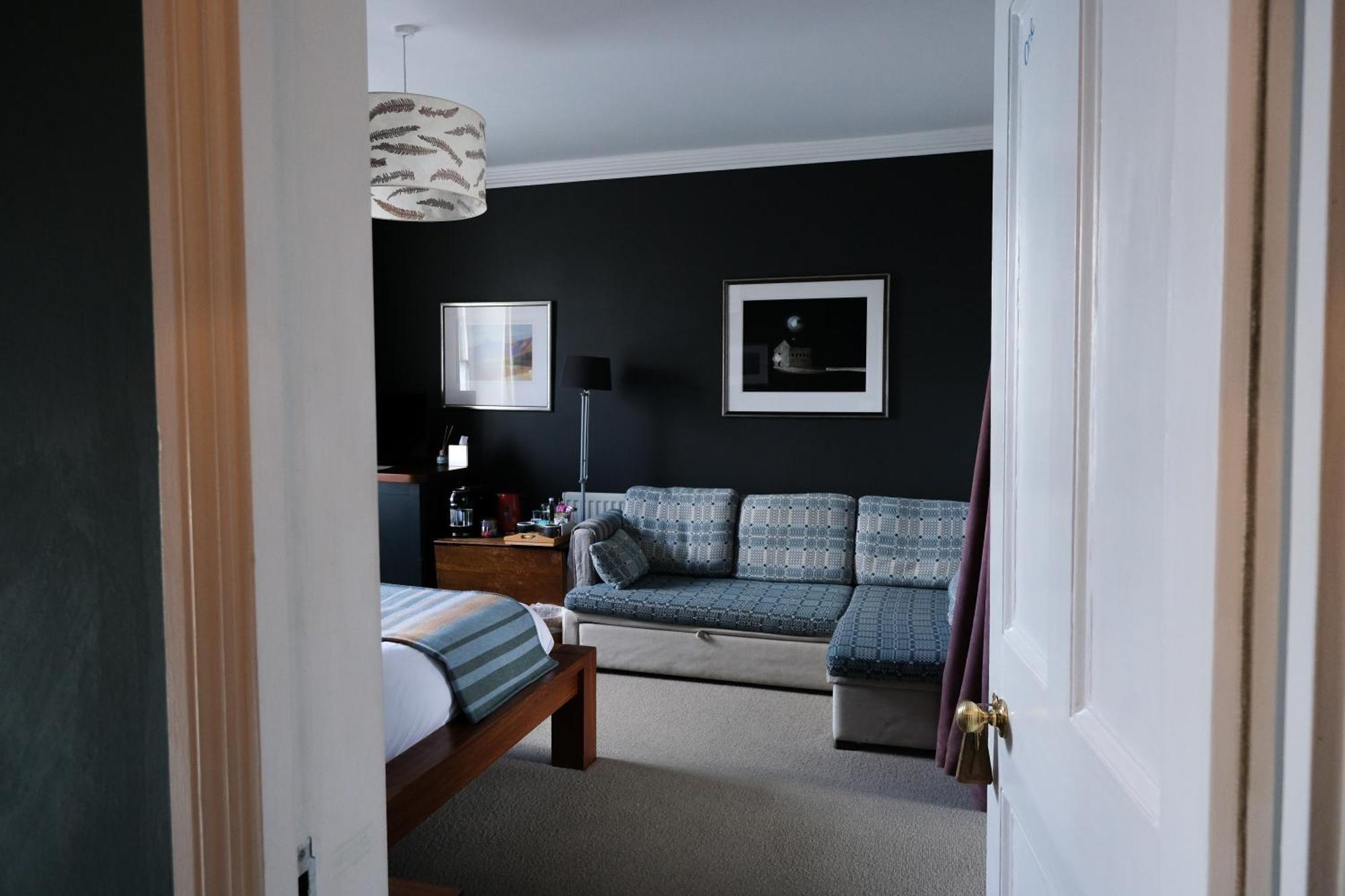 Llys Meddyg Hotel Newport  Buitenkant foto