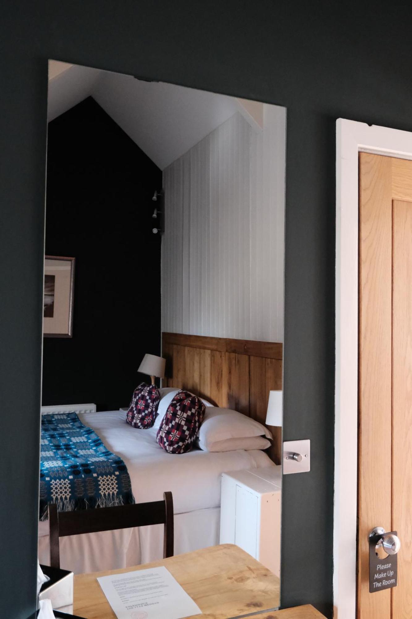 Llys Meddyg Hotel Newport  Buitenkant foto