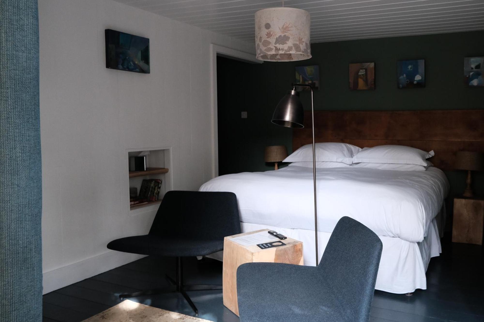 Llys Meddyg Hotel Newport  Buitenkant foto