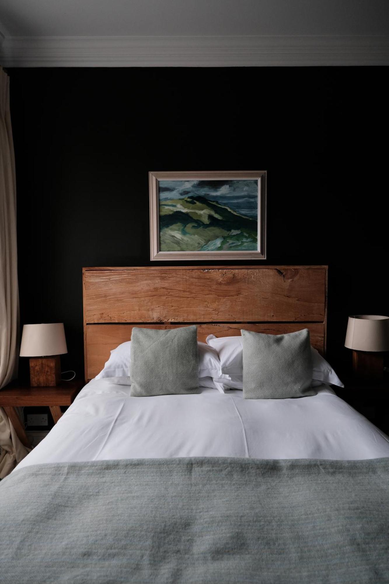 Llys Meddyg Hotel Newport  Buitenkant foto