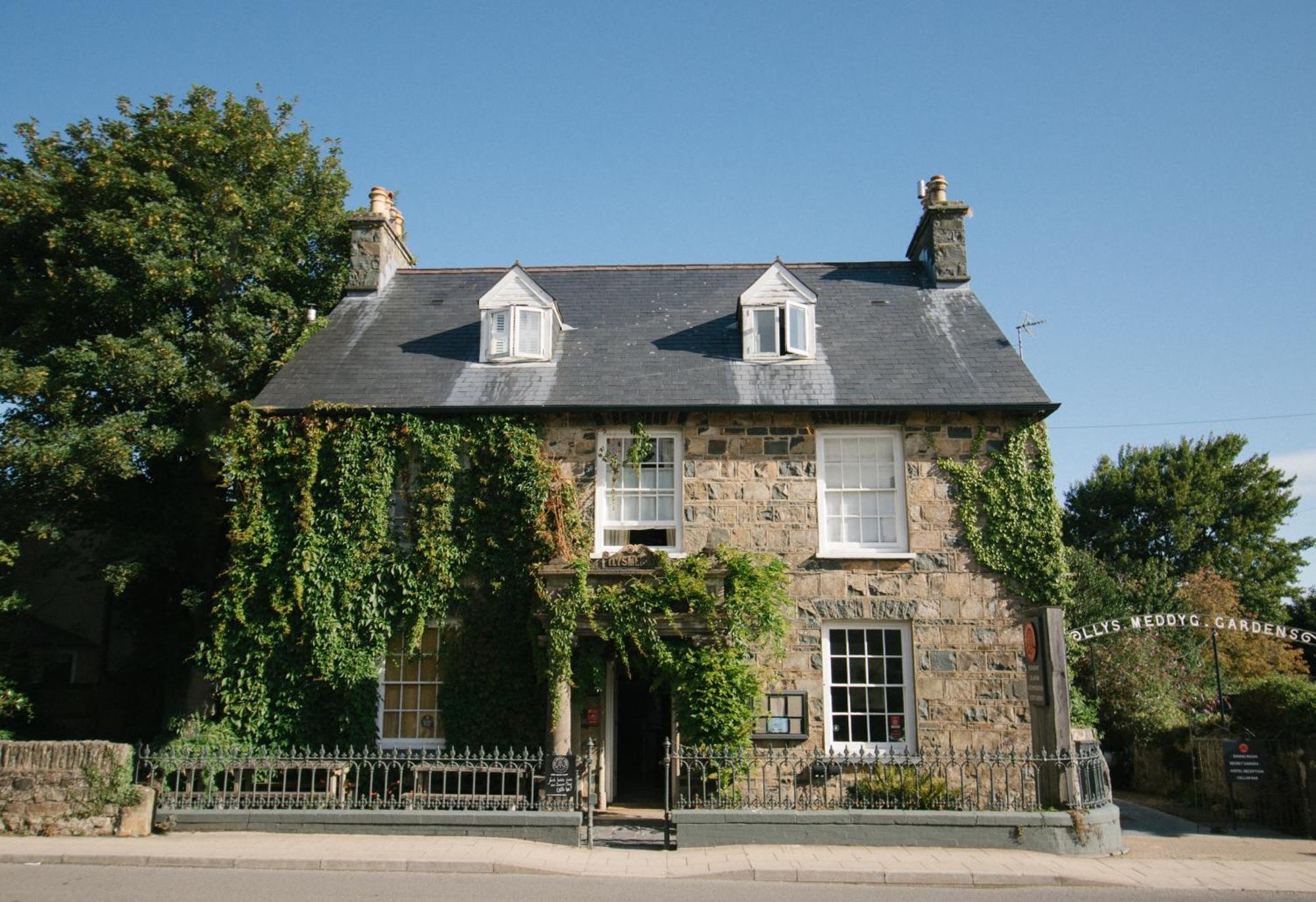 Llys Meddyg Hotel Newport  Buitenkant foto